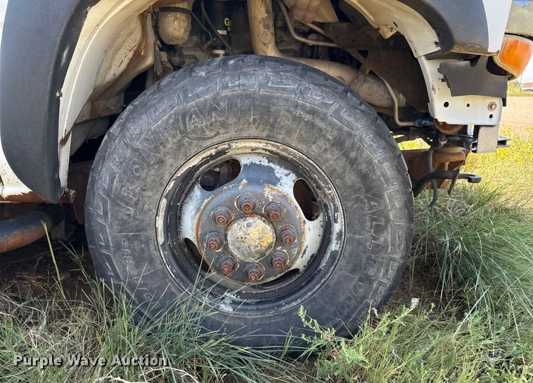 image for item EP0518 2001 Chevrolet Silverado 3500 Ext. Cab flatbed pickup truck