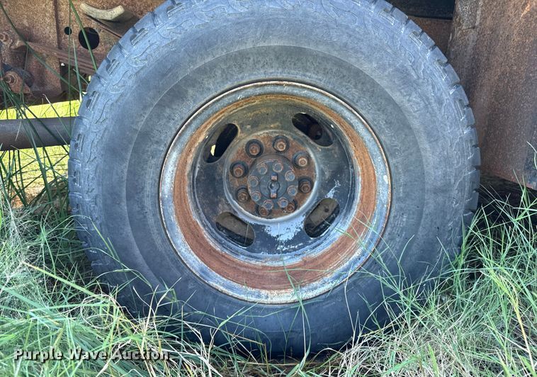 image for item EP0518 2001 Chevrolet Silverado 3500 Ext. Cab flatbed pickup truck