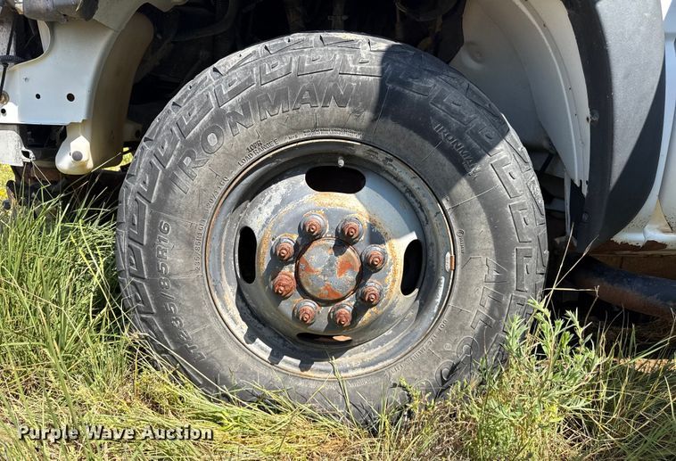 image for item EP0518 2001 Chevrolet Silverado 3500 Ext. Cab flatbed pickup truck