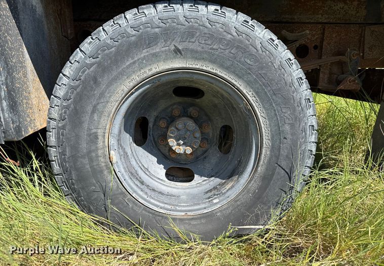 image for item EP0518 2001 Chevrolet Silverado 3500 Ext. Cab flatbed pickup truck