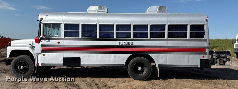 image for item EP0532 1989 International party bus