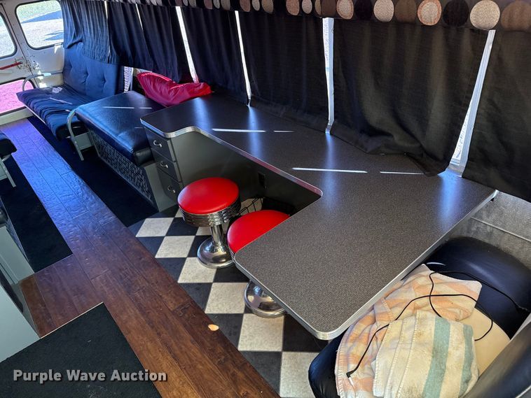 image for item EP0532 1989 International party bus