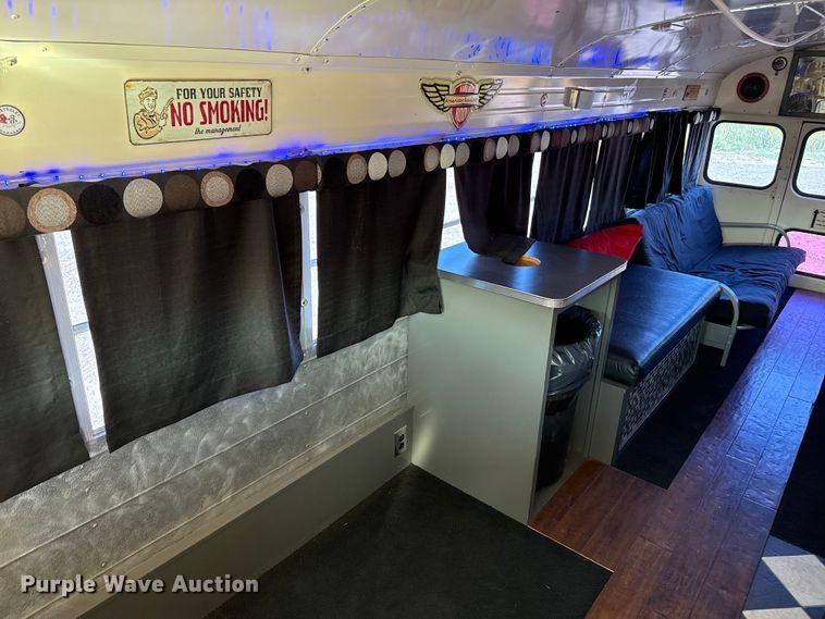 image for item EP0532 1989 International party bus