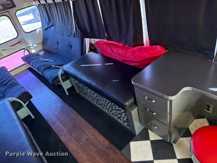 image for item EP0532 1989 International party bus