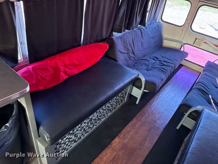 image for item EP0532 1989 International party bus