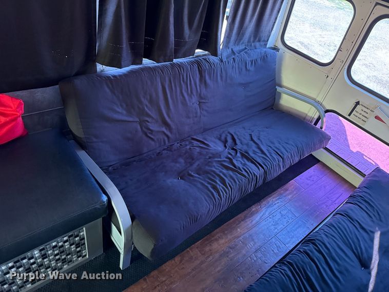 image for item EP0532 1989 International party bus