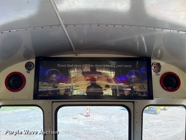 image for item EP0532 1989 International party bus