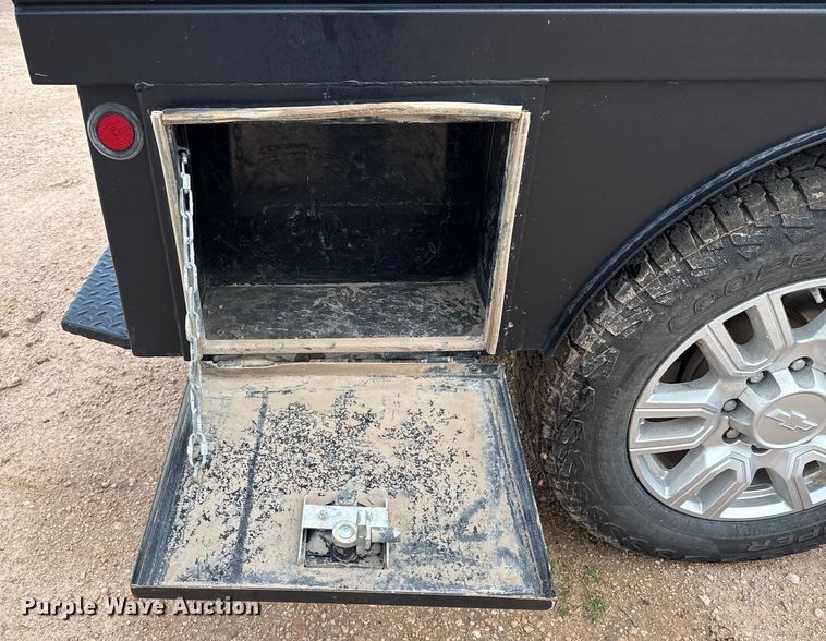 image for item EP0537 2017 Chevrolet Silverado 2500HD Crew Cab flatbed pickup truck