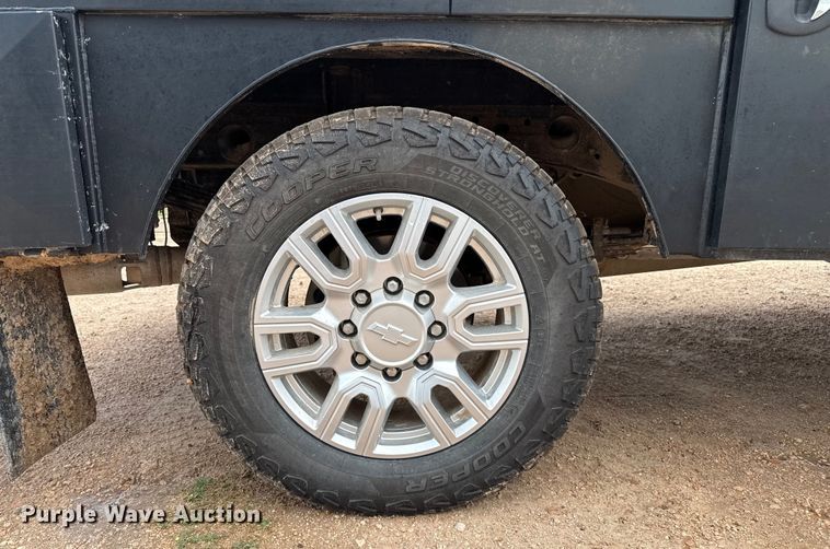 image for item EP0537 2017 Chevrolet Silverado 2500HD Crew Cab flatbed pickup truck