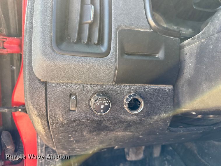 image for item EP0571 2015 Chevrolet Colorado Ext. Cab flatbed pickup truck