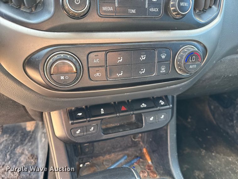 image for item EP0571 2015 Chevrolet Colorado Ext. Cab flatbed pickup truck