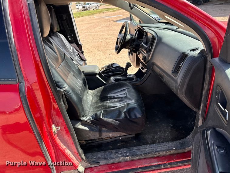 image for item EP0571 2015 Chevrolet Colorado Ext. Cab flatbed pickup truck