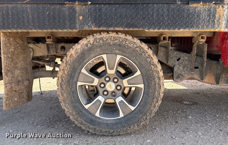 image for item EP0571 2015 Chevrolet Colorado Ext. Cab flatbed pickup truck