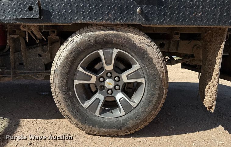 image for item EP0571 2015 Chevrolet Colorado Ext. Cab flatbed pickup truck