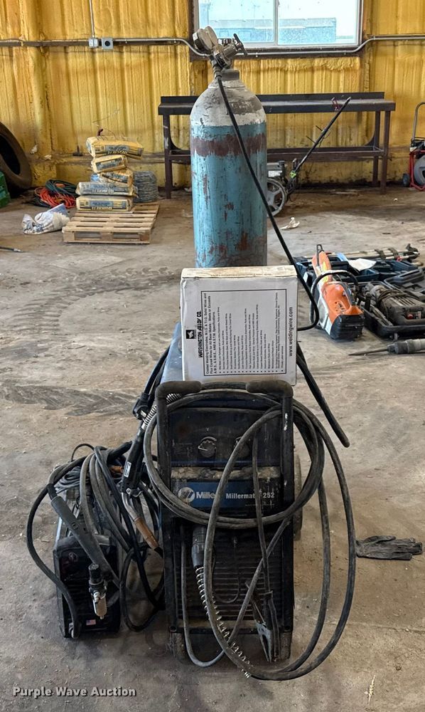 image for item EP0573 Miller Millermatic 252 welder