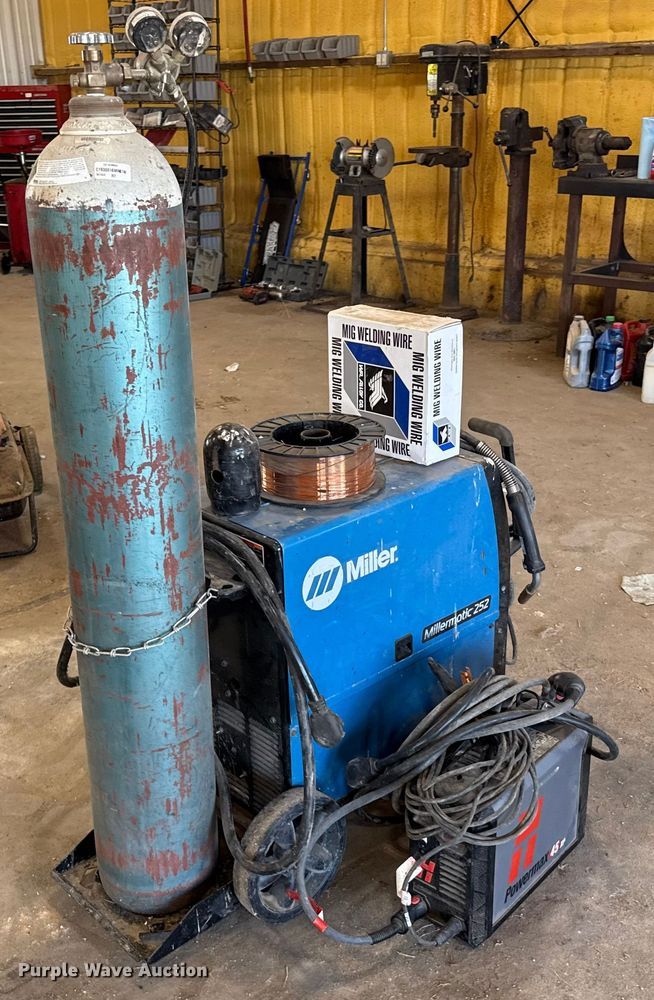 image for item EP0573 Miller Millermatic 252 welder