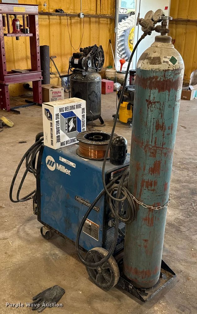 image for item EP0573 Miller Millermatic 252 welder