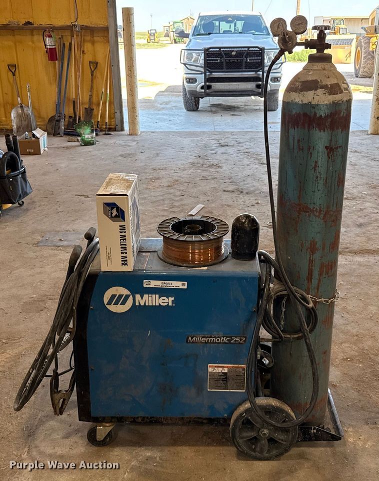 image for item EP0573 Miller Millermatic 252 welder