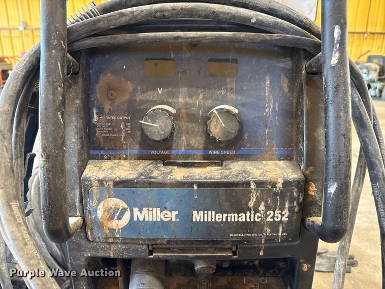 image for item EP0573 Miller Millermatic 252 welder