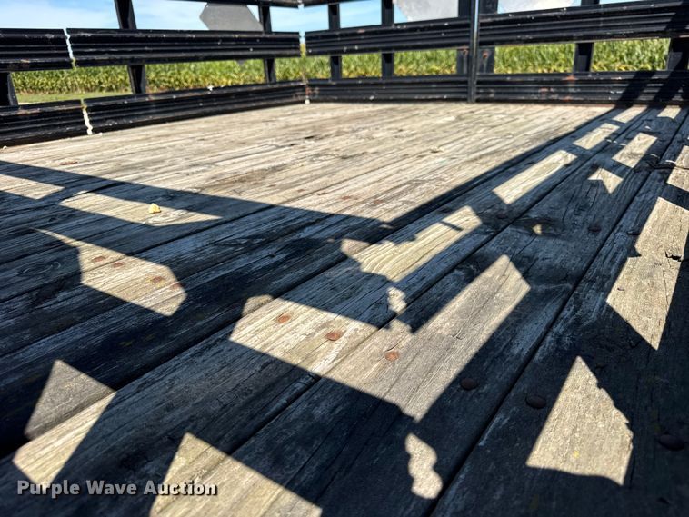 image for item ER0045 2001 Ford F450 Super Duty flatbed truck