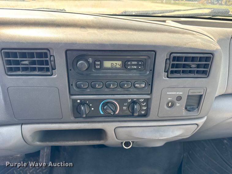 image for item ER0045 2001 Ford F450 Super Duty flatbed truck