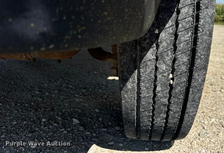 image for item ER0045 2001 Ford F450 Super Duty flatbed truck