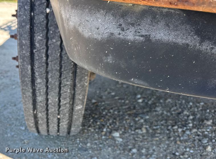 image for item ER0045 2001 Ford F450 Super Duty flatbed truck