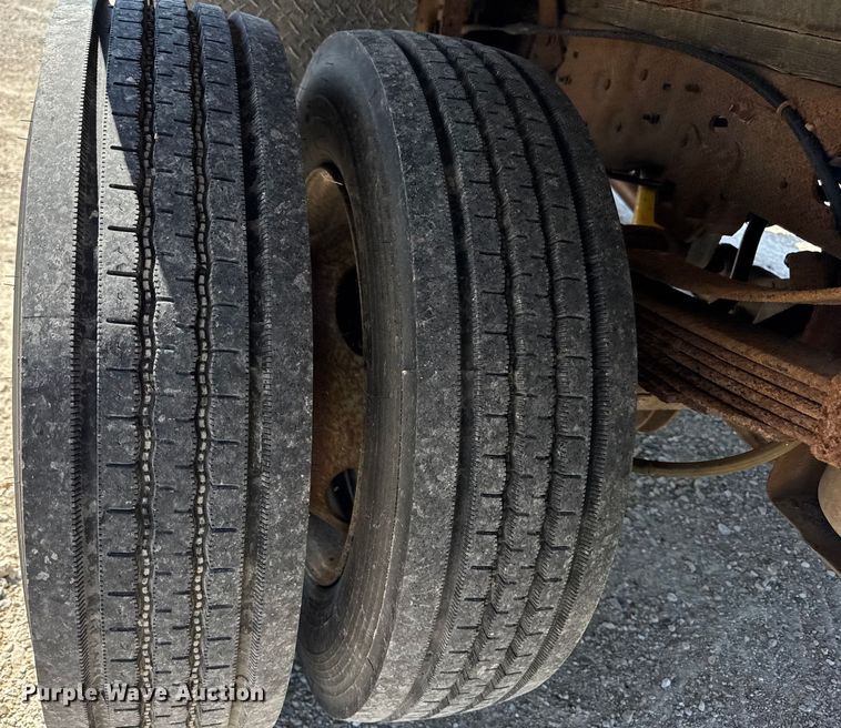 image for item ER0045 2001 Ford F450 Super Duty flatbed truck