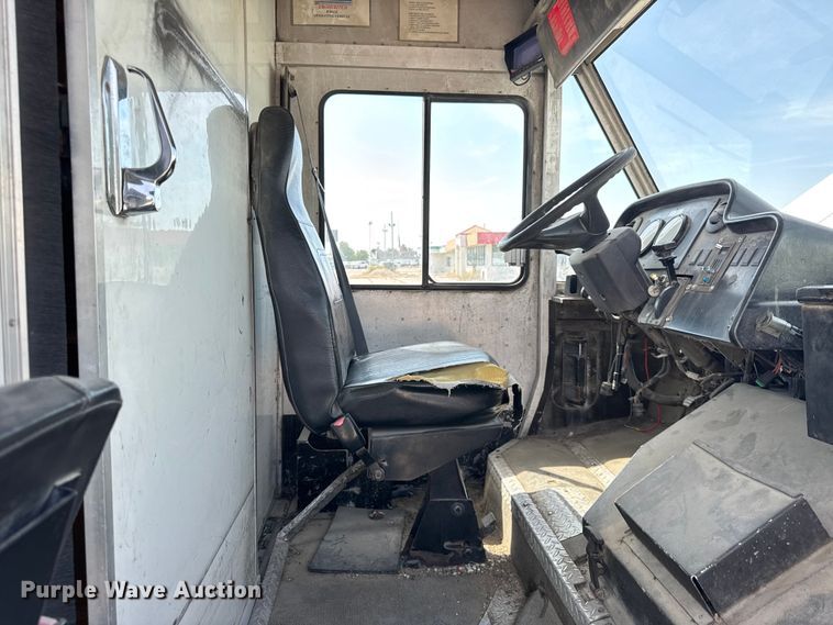 image for item ER0064 2003 Freightliner Utilimaster delivery truck