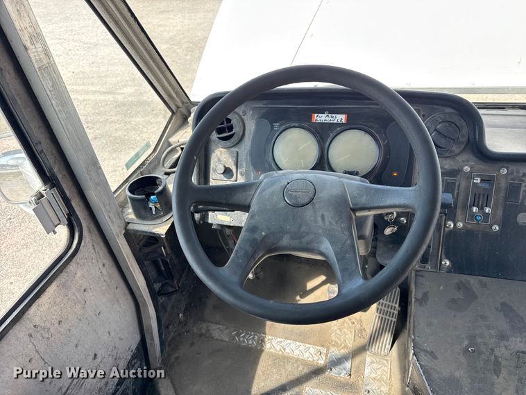 image for item ER0064 2003 Freightliner Utilimaster delivery truck