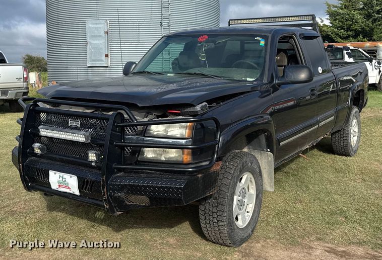 image for item ER2314 2004 Chevrolet Silverado 1500 Ext. Cab pickup truck