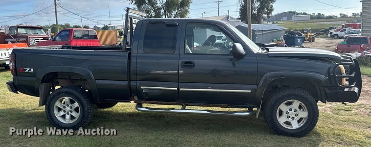image for item ER2314 2004 Chevrolet Silverado 1500 Ext. Cab pickup truck