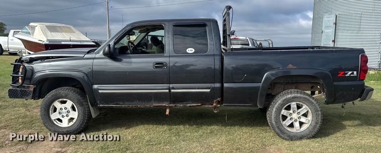 image for item ER2314 2004 Chevrolet Silverado 1500 Ext. Cab pickup truck