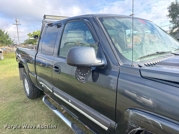 image for item ER2314 2004 Chevrolet Silverado 1500 Ext. Cab pickup truck