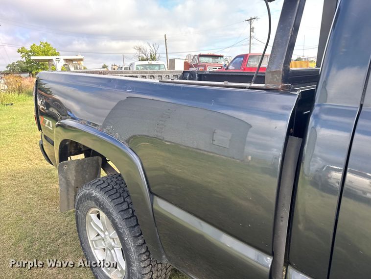 image for item ER2314 2004 Chevrolet Silverado 1500 Ext. Cab pickup truck