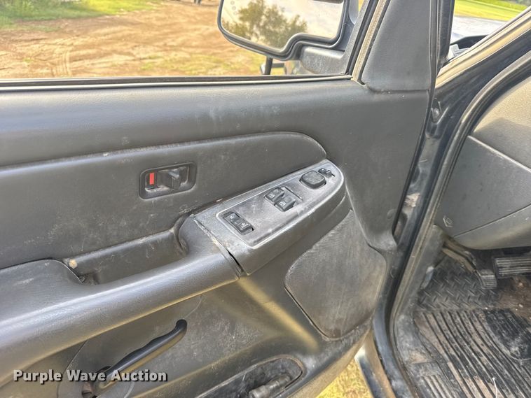 image for item ER2314 2004 Chevrolet Silverado 1500 Ext. Cab pickup truck