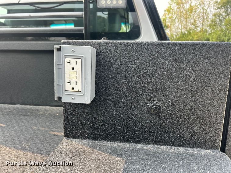 image for item ET3129 2016 Ford F350 Super Duty XL Crew Cab flatbed pickup truck