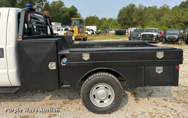 image for item ET3129 2016 Ford F350 Super Duty XL Crew Cab flatbed pickup truck