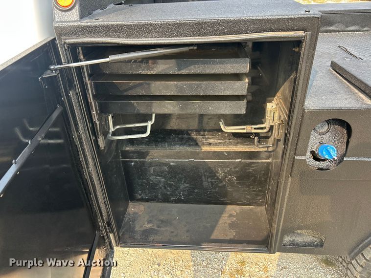 image for item ET3129 2016 Ford F350 Super Duty XL Crew Cab flatbed pickup truck