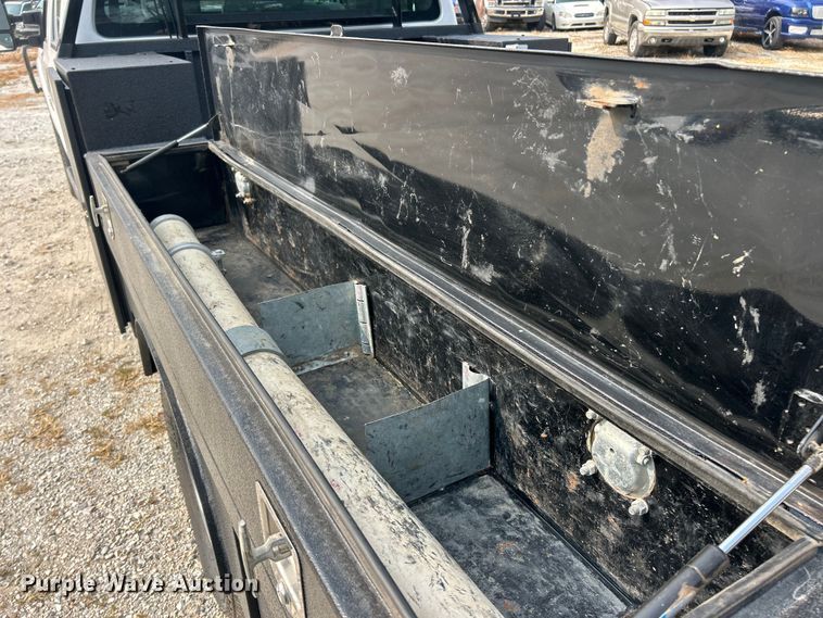 image for item ET3129 2016 Ford F350 Super Duty XL Crew Cab flatbed pickup truck