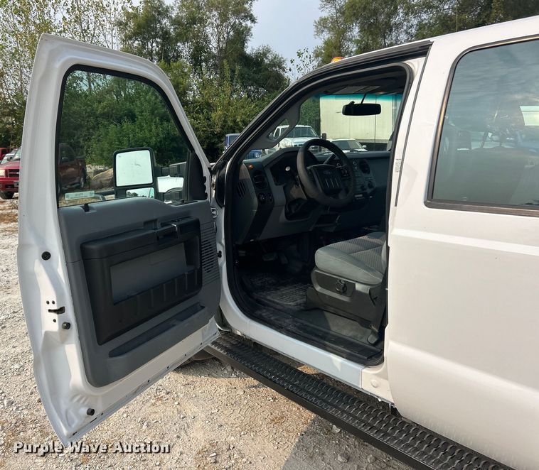 image for item ET3129 2016 Ford F350 Super Duty XL Crew Cab flatbed pickup truck