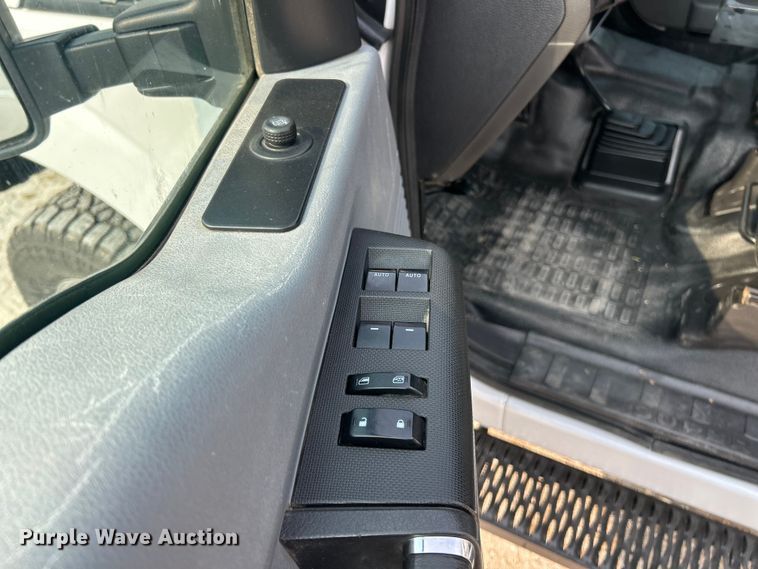 image for item ET3129 2016 Ford F350 Super Duty XL Crew Cab flatbed pickup truck