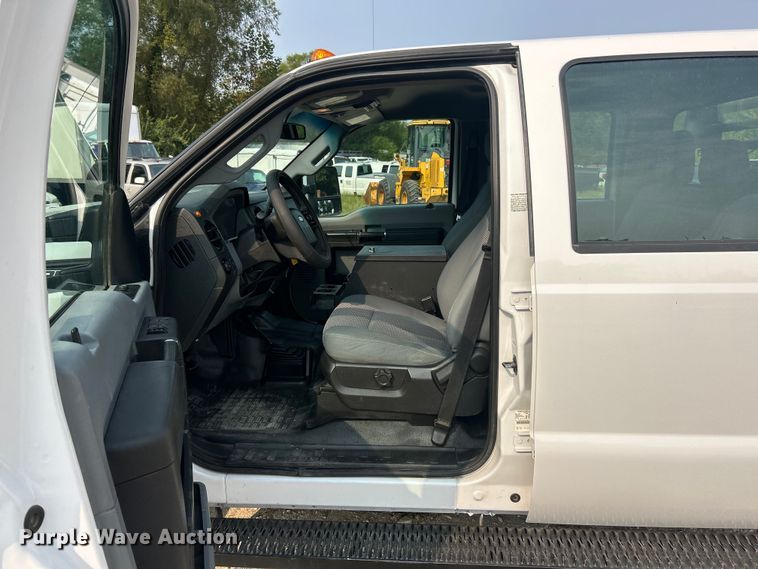 image for item ET3129 2016 Ford F350 Super Duty XL Crew Cab flatbed pickup truck