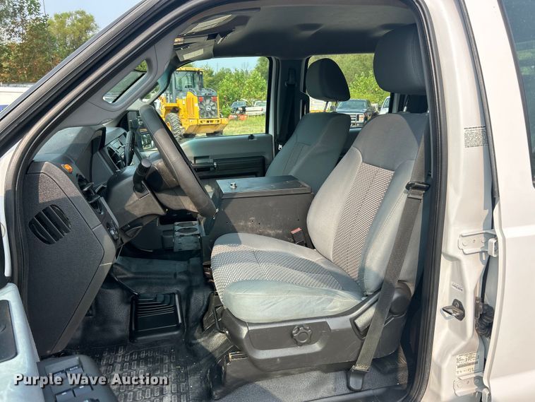 image for item ET3129 2016 Ford F350 Super Duty XL Crew Cab flatbed pickup truck