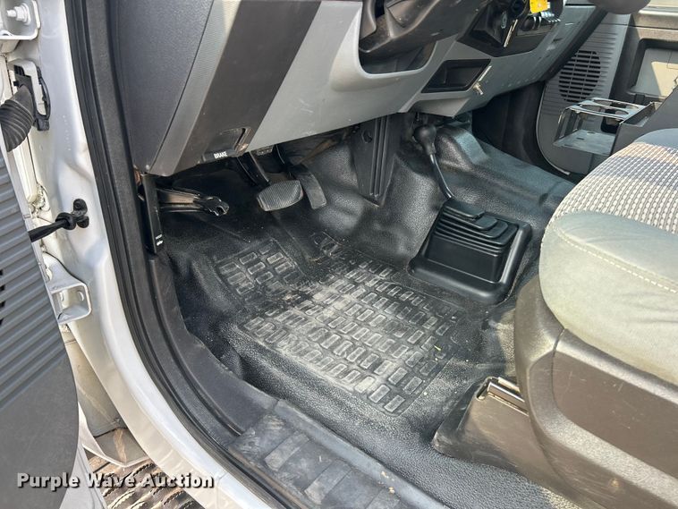 image for item ET3129 2016 Ford F350 Super Duty XL Crew Cab flatbed pickup truck