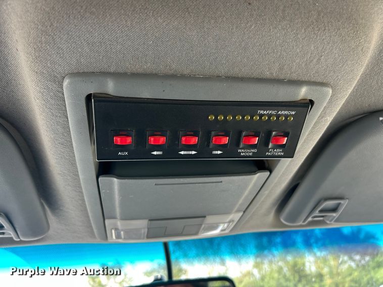 image for item ET3129 2016 Ford F350 Super Duty XL Crew Cab flatbed pickup truck