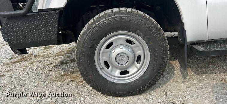 image for item ET3129 2016 Ford F350 Super Duty XL Crew Cab flatbed pickup truck