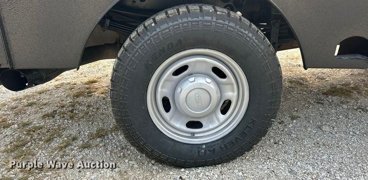 image for item ET3129 2016 Ford F350 Super Duty XL Crew Cab flatbed pickup truck