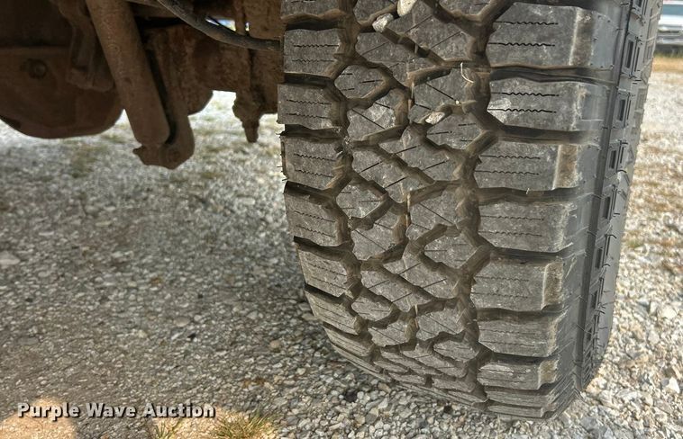 image for item ET3129 2016 Ford F350 Super Duty XL Crew Cab flatbed pickup truck