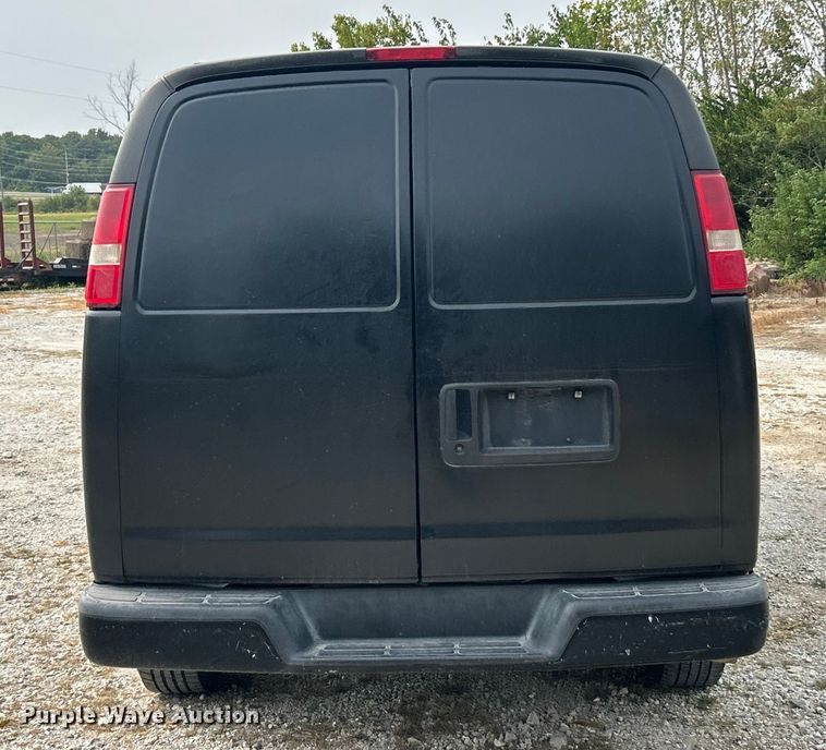 image for item ET3131 2005 Chevrolet Express 3500 refrigerated van